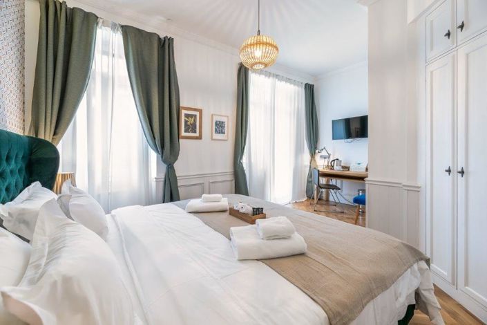 Image No.20-6 Bed Property for sale