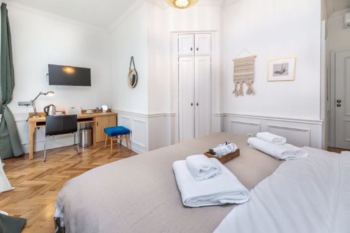 Image No.22-6 Bed Property for sale