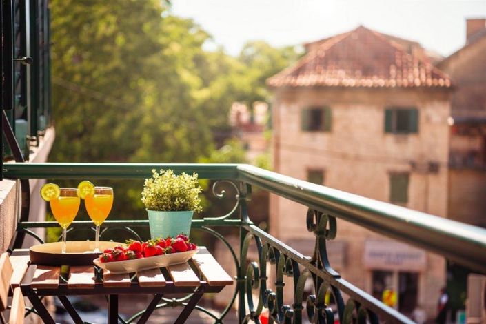 Image No.24-6 Bed Property for sale