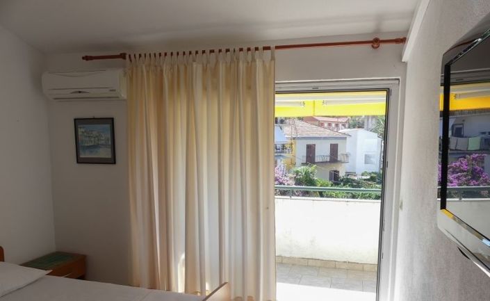 Image No.15-8 Bed Property for sale