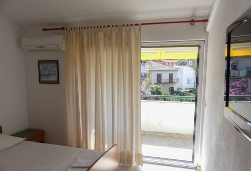 Image No.3-8 Bed Property for sale