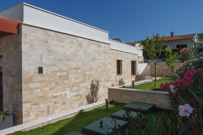 Image No.19-3 Bed Property for sale