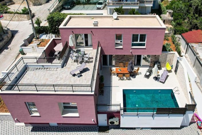 Image No.4-4 Bed Property for sale