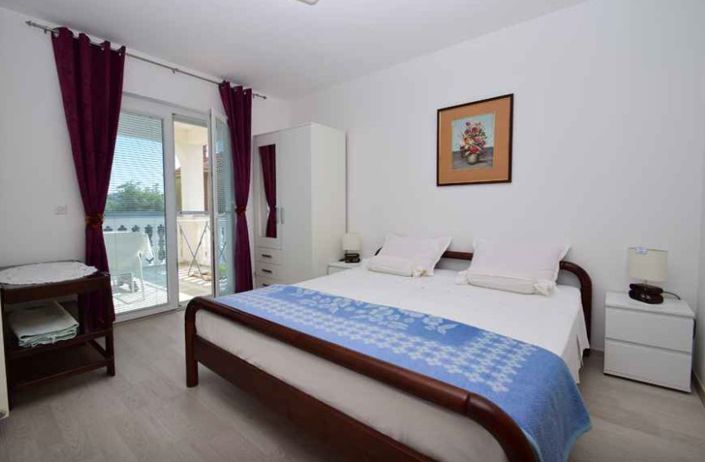 Image No.20-7 Bed Property for sale