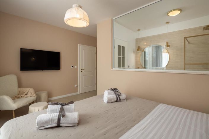 Image No.22-4 Bed Property for sale