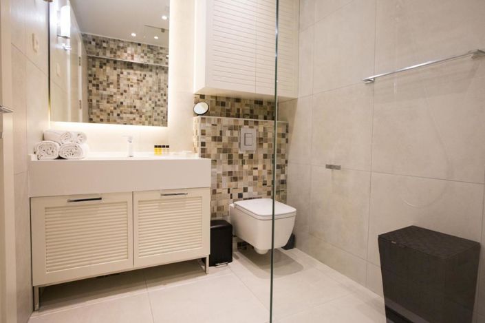 Image No.18-12 Bed Property for sale