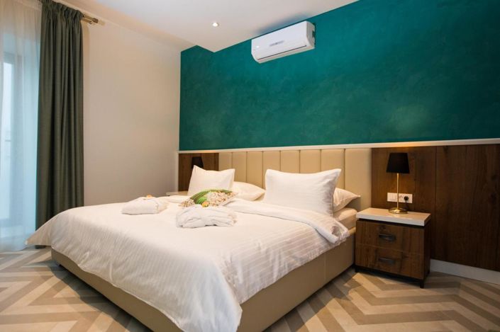 Image No.25-12 Bed Property for sale