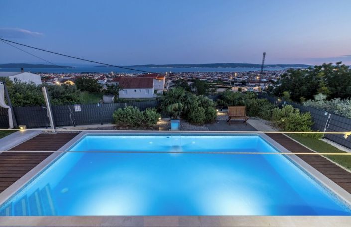 Image No.10-4 Bed Property for sale