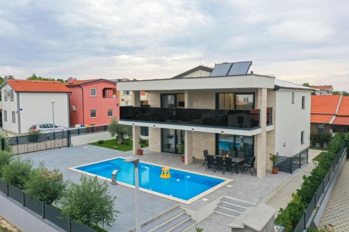 Image No.1-5 Bed Property for sale