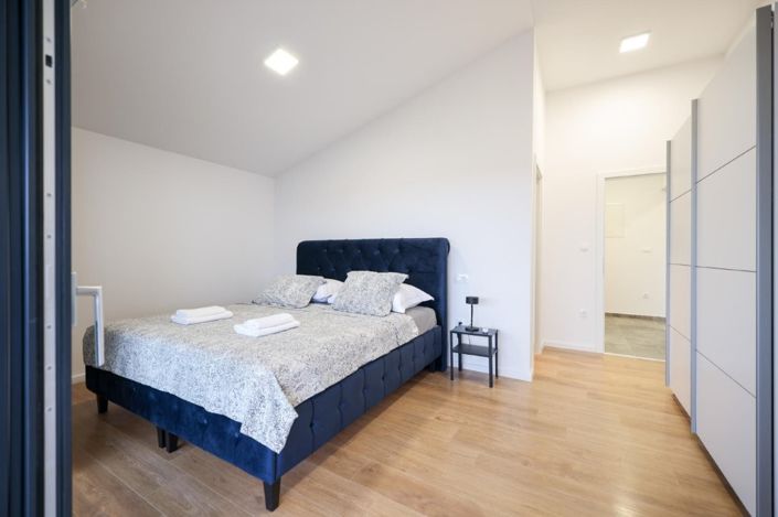 Image No.10-5 Bed Property for sale