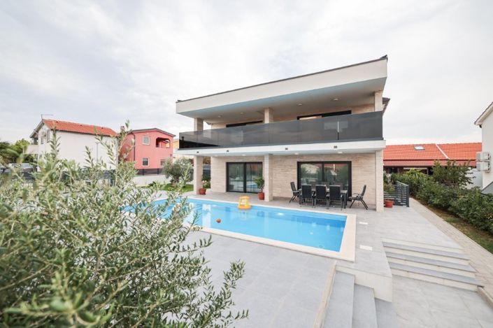 Image No.12-5 Bed Property for sale