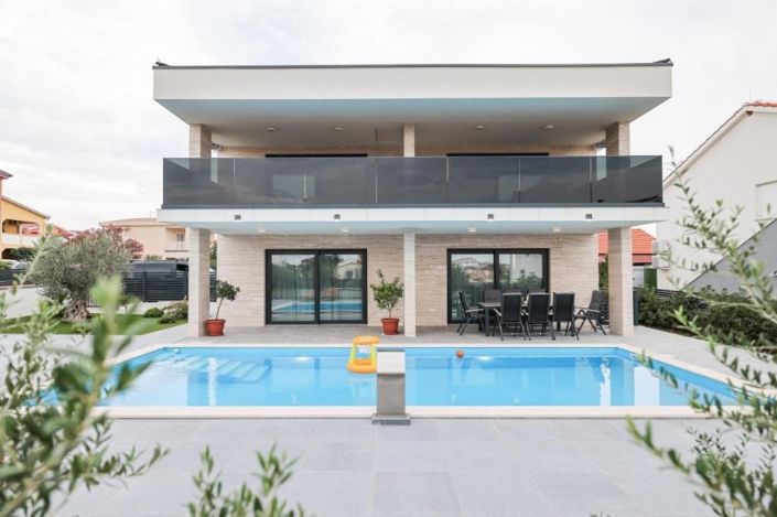 Image No.13-5 Bed Property for sale