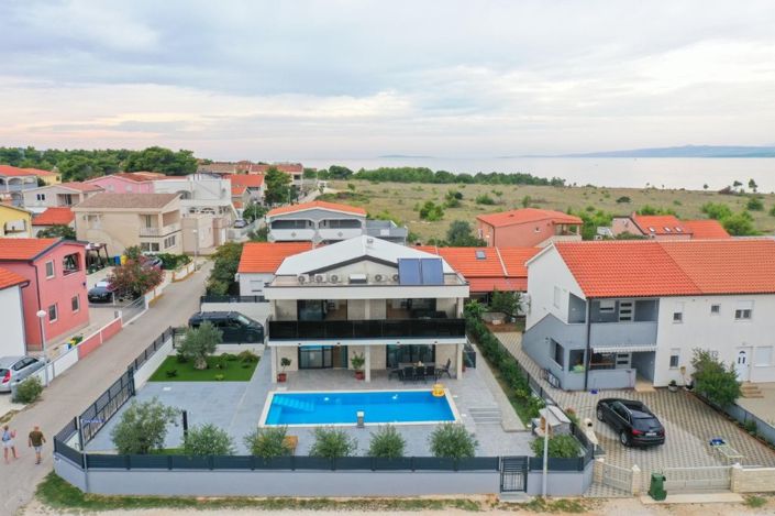 Image No.2-5 Bed Property for sale