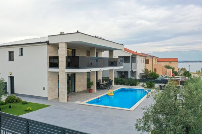 Image No.3-5 Bed Property for sale