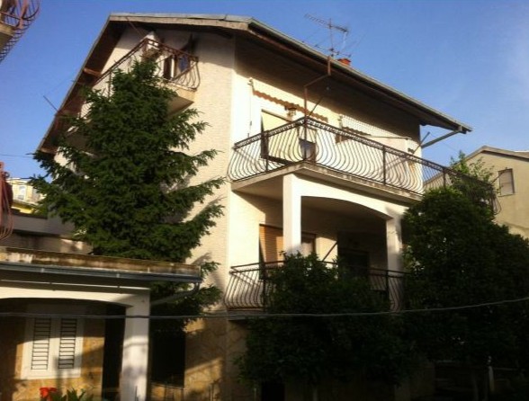 Image No.2-9 Bed Property for sale