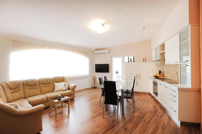 Image No.13-6 Bed Property for sale