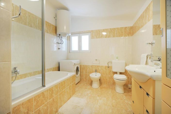 Image No.8-6 Bed Property for sale