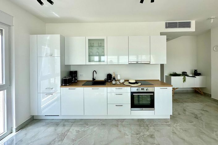 Image No.13-25 Bed Property for sale