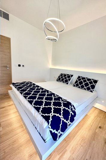 Image No.17-25 Bed Property for sale