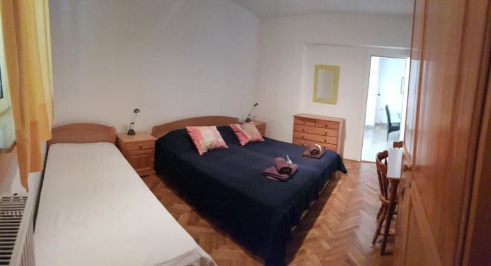 Image No.23-8 Bed Property for sale