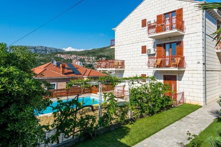 Image No.1-12 Bed Property for sale