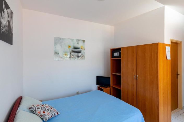 Image No.17-12 Bed Property for sale