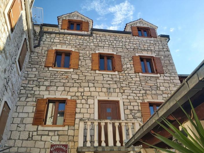 Image No.1-8 Bed Property for sale