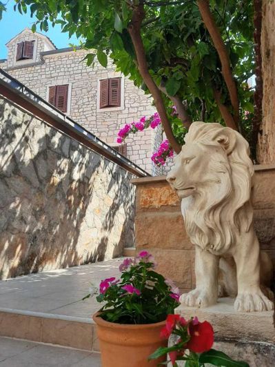 Image No.11-8 Bed Property for sale