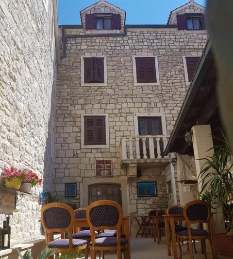 Image No.12-8 Bed Property for sale