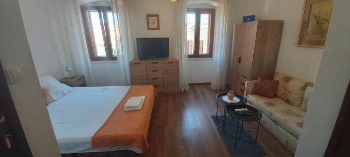 Image No.25-8 Bed Property for sale