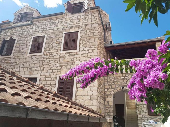 Image No.5-8 Bed Property for sale