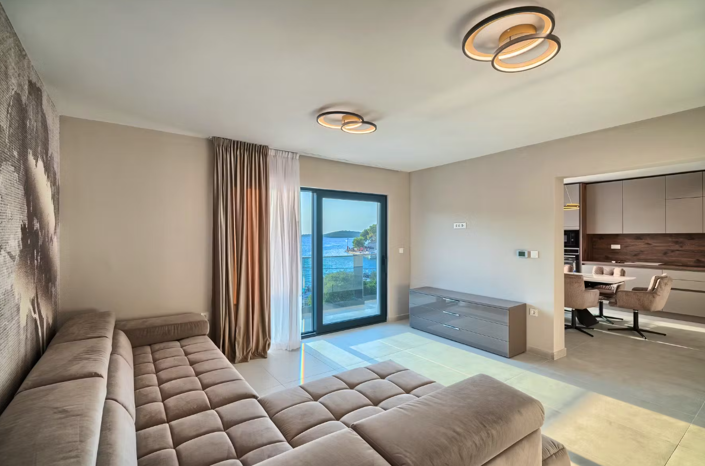 Image No.12-5 Bed Property for sale