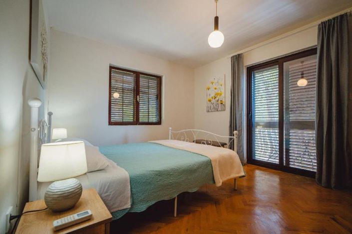 Image No.24-15 Bed Property for sale