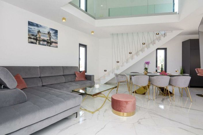 Image No.10-4 Bed Property for sale