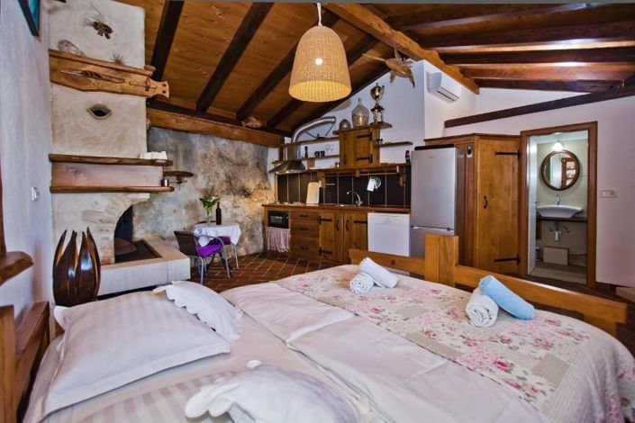 Image No.21-7 Bed Property for sale