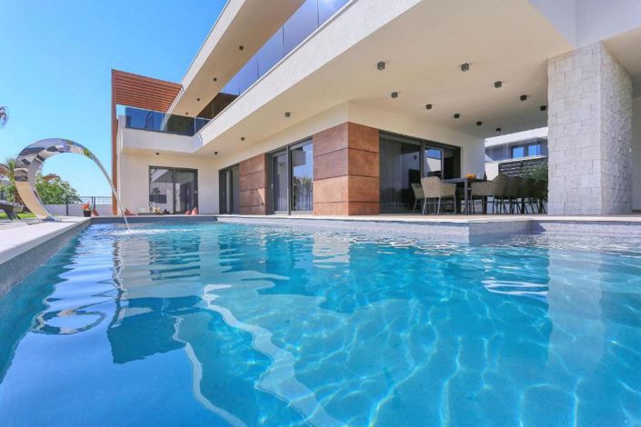 Image No.14-5 Bed Property for sale