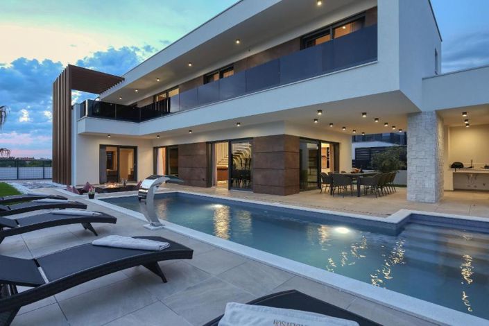 Image No.16-5 Bed Property for sale