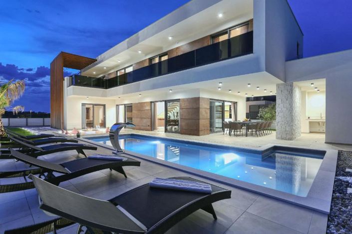 Image No.19-5 Bed Property for sale