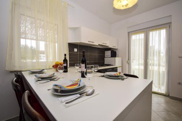 Image No.16-8 Bed Property for sale