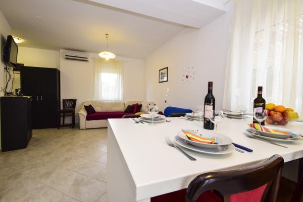 Image No.18-8 Bed Property for sale