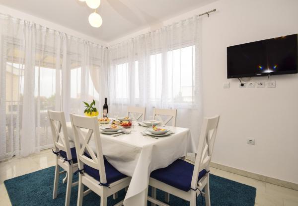 Image No.20-8 Bed Property for sale