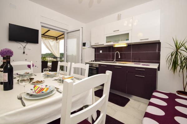 Image No.9-8 Bed Property for sale