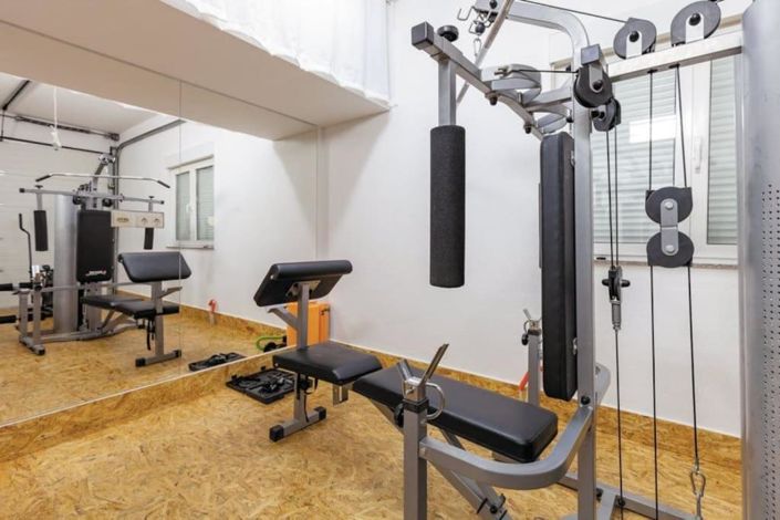 Image No.17-9 Bed Property for sale