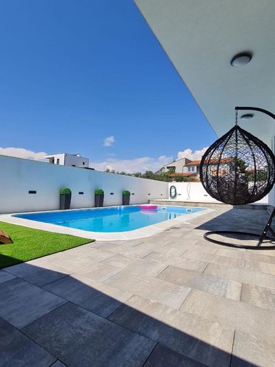 Image No.1-4 Bed Property for sale