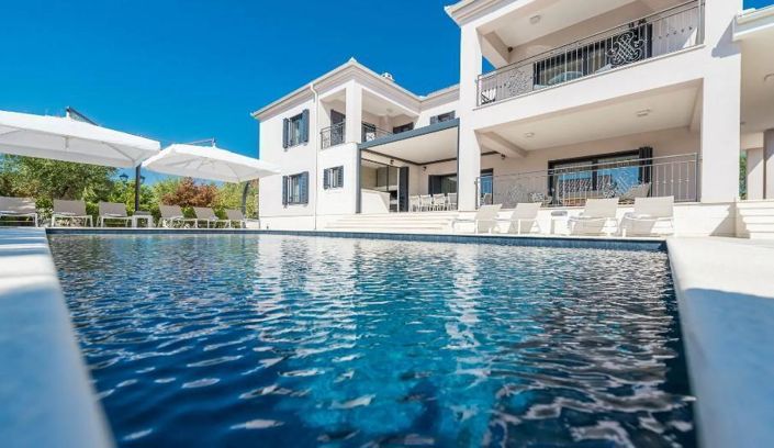 Image No.1-5 Bed Property for sale