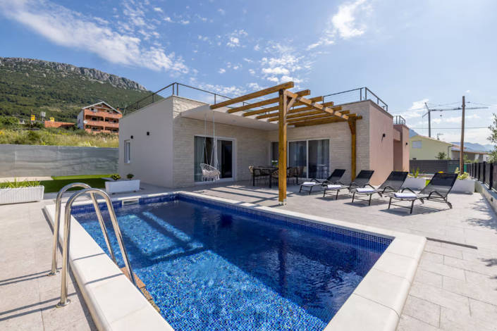 Image No.1-4 Bed Property for sale
