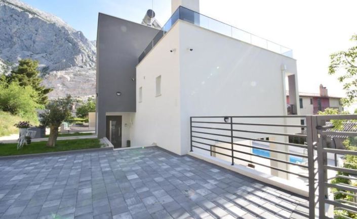 Image No.12-3 Bed Property for sale