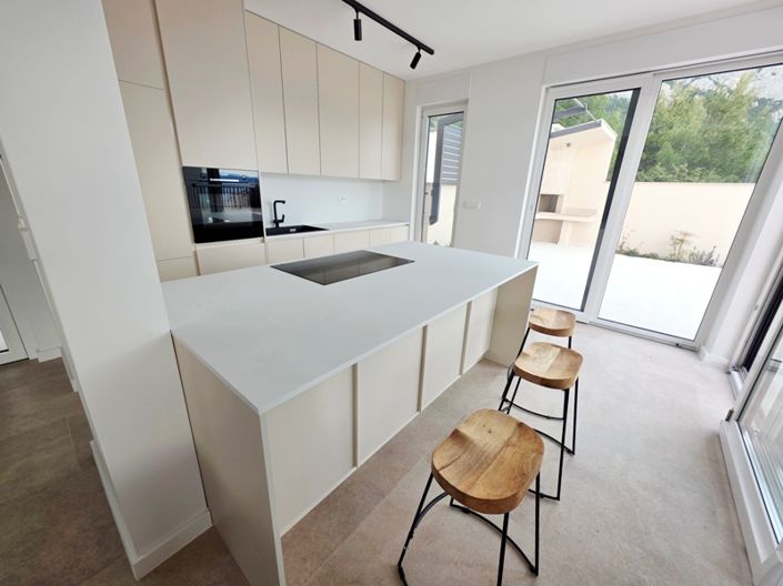 Image No.8-3 Bed Property for sale