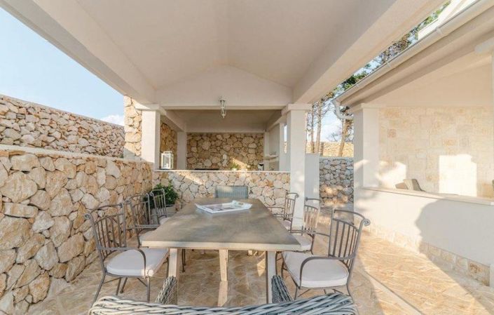 Image No.12-5 Bed Property for sale