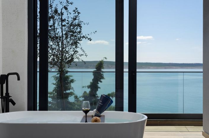 Image No.15-6 Bed Property for sale